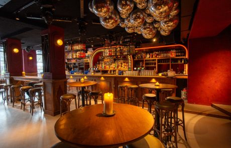 Bar Pakhuis Utrecht. Sfeervolle horeca bar met spiegelbollen.