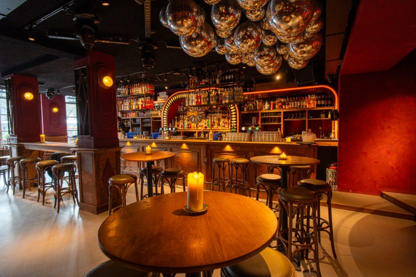 Bar Pakhuis Utrecht. Sfeervolle horeca bar met spiegelbollen.