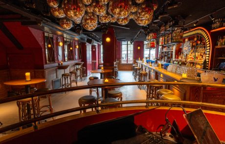 Bar Pakhuis Utrecht. Sfeervolle horeca bar met spiegelbollen.
