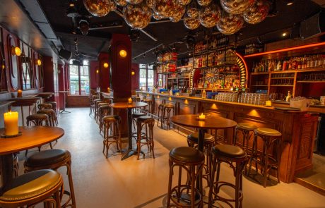 Bar Pakhuis Utrecht. Sfeervolle horeca bar met spiegelbollen.