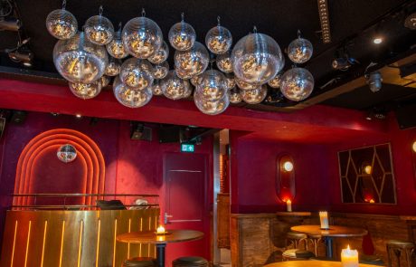 Bar Pakhuis Utrecht. Sfeervolle horeca bar met spiegelbollen.