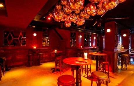 Bar Pakhuis Utrecht. Sfeervolle horeca bar met spiegelbollen.