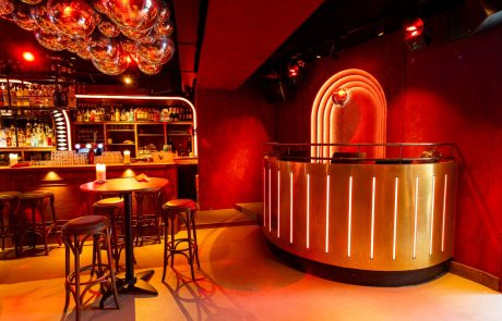Dynamische LED verlichting in de DJ booth bij Bar Pakhuis