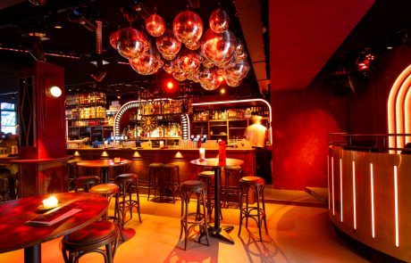 Bar Pakhuis Utrecht. Sfeervolle horeca bar met spiegelbollen.