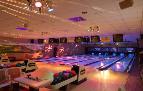 EMAGE060704_009 (Groot) Bowling De Drie Musketiers discobowlen