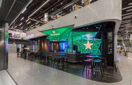 VvL161010-057 (Groot) Heineken Starbar Schiphol