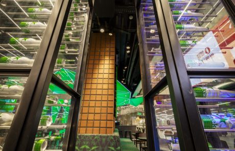 VvL161010-068 (Groot) Heineken Starbar Schiphol bierstelling