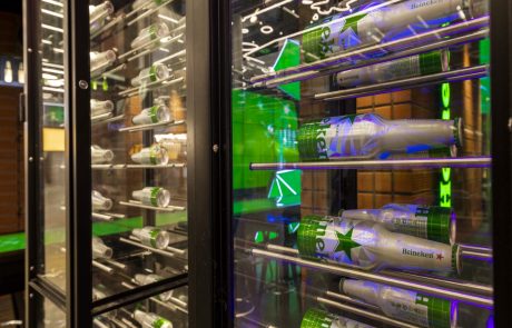 VvL161010-069 (Groot) Heineken Starbar Schiphol bierflessen