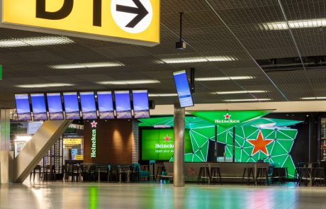 VvL161010-076 (Groot) Heineken Starbar Schiphol