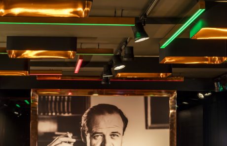 VvL171016-009 (Groot) Heineken Experiecen Freddys Bar met een portret van Freddy Heineken