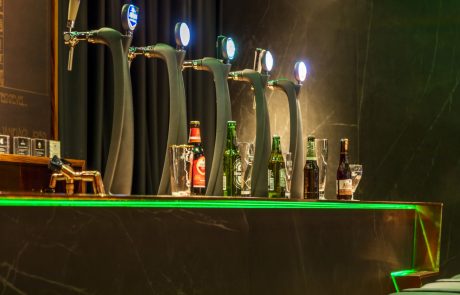 VvL171016-015 (Groot) Heineken Experiecen Freddys Bar. Close up van de tap