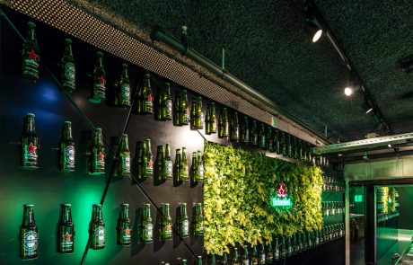 VvL171016-023 (Groot) Heineken Experience Worldbar - Flessenwand