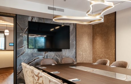 Van der Valk Princeville – Business Center Vergaderruimte met custom hangarmaturen bij Van der Valk Princeville/Breda Business Center