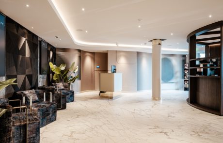Van der Valk Princeville – Business Center Entree met sfeervolle verlichting en open ruimte bij Van der Valk Princeville - Business Center