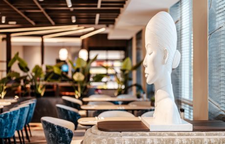 Van der Valk Princeville – Business Center Kunstwerk en restaurant lobby van Van der Valk Princeville - Business Center