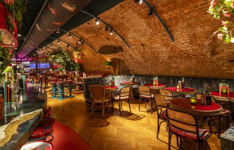 Rum Club Utrecht Sfeervolle verlichting en tropische kleuren bij de Rum Club in Utrecht langs de grachten