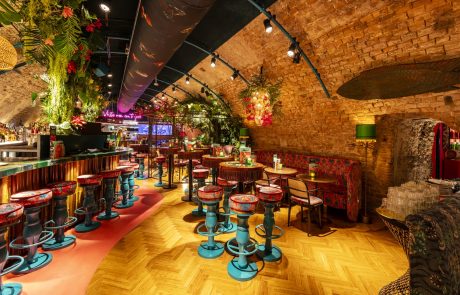 Rum Club Utrecht Sfeervolle verlichting en tropische kleuren bij de Rum Club in Utrecht langs de grachten