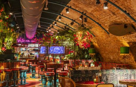 Rum Club Utrecht Sfeervolle verlichting en tropische kleuren bij de Rum Club in Utrecht langs de grachten