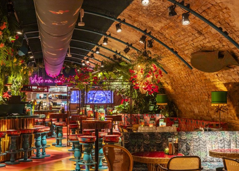 Sfeervolle verlichting en tropische kleuren bij de Rum Club in Utrecht langs de grachten