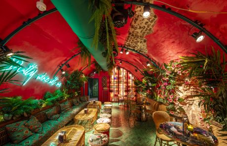 Rum Club Utrecht Sfeervolle verlichting en tropische kleuren bij de Rum Club in Utrecht langs de grachten